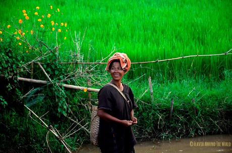 Mujer Palaung durante el trekking al lago Inle