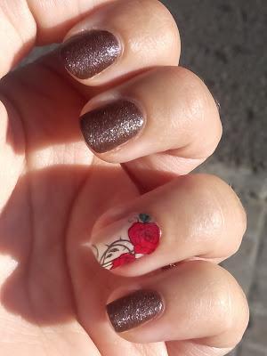 Pegatina casera de Rosa con esmalte cuero de Masglo