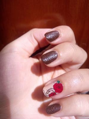 Pegatina casera de Rosa con esmalte cuero de Masglo