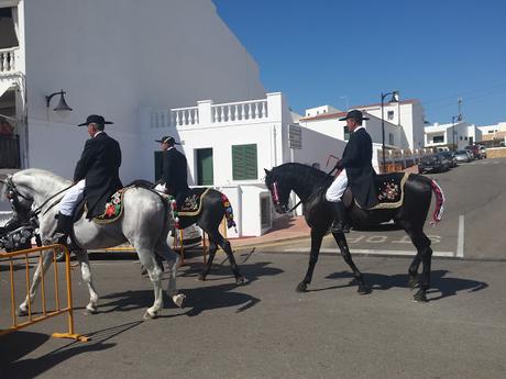 Echando de menos la tierrina, en las fiestas de Fornells Menorca, con look sport.