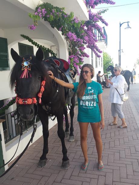 Echando de menos la tierrina, en las fiestas de Fornells Menorca, con look sport.