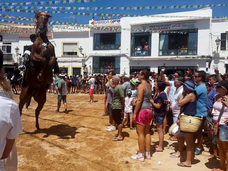 Echando de menos la tierrina, en las fiestas de Fornells Menorca, con look sport.