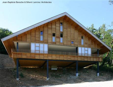 Moderna casa de montaña en acero y madera en Francia.