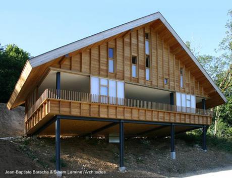 Moderna casa de montaña en acero y madera en Francia.