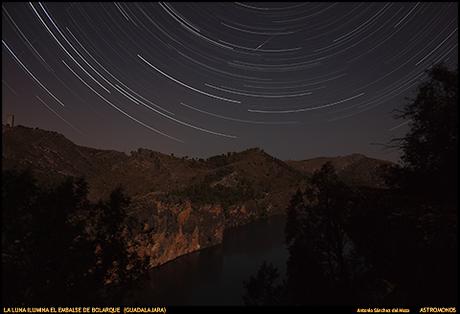 LA LUNA ILUMINA EL EMBALSE DE BOLARQUE