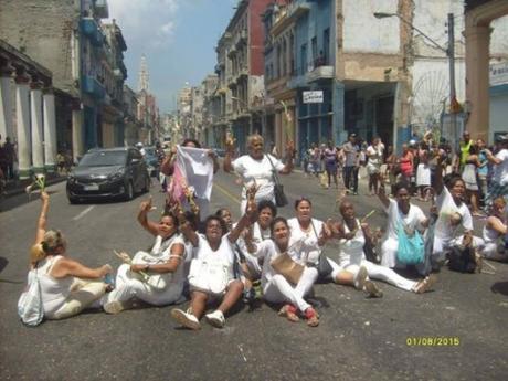 DAMAS DE BLANCO PARALIZAN TRAFICO EN LA HABANA (+VIDEO)