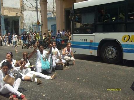 DAMAS DE BLANCO PARALIZAN TRAFICO EN LA HABANA (+VIDEO)