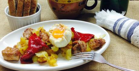 Fritada de patatas con carne adobada y huevo roto