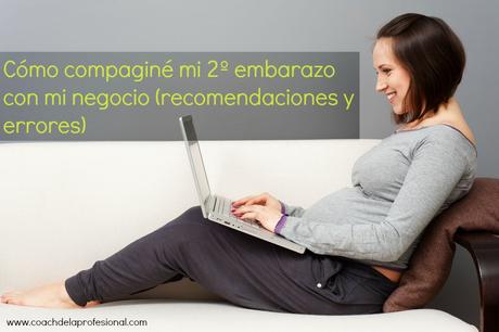 mujer embarazada con portatil en sofa