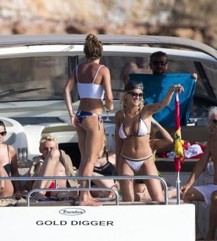 Rita Ora de fiesta en Ibiza