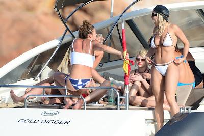 Rita Ora de fiesta en Ibiza