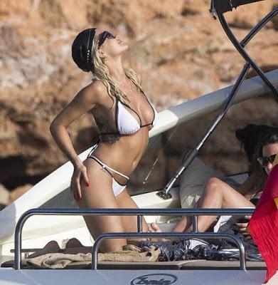 Rita Ora de fiesta en Ibiza