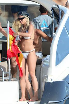 Rita Ora de fiesta en Ibiza