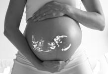 ¿Los fetos responden más a la voz o a las caricias de las madres? Conociendo al amigo amiginario de tu hijo
