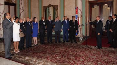 Danilo juramenta funcionarios designados este 3 agosto 2015.