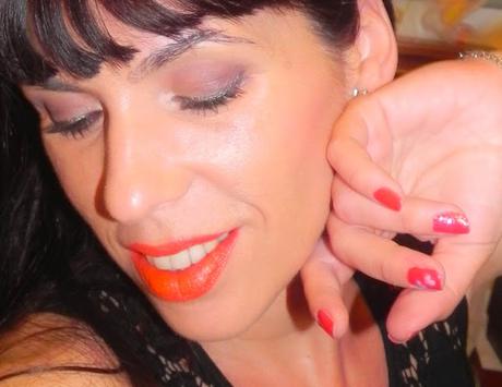 Delineado con sombra tipo Club y labios rojo fuego (look, manicura & outfit)