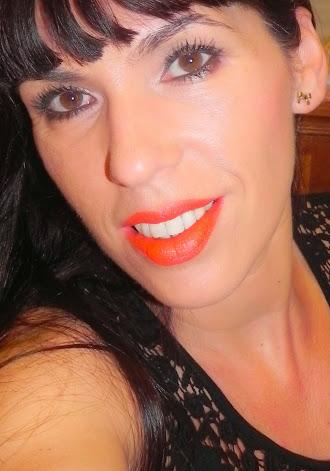 Delineado con sombra tipo Club y labios rojo fuego (look, manicura & outfit)