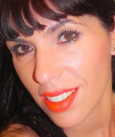 Delineado con sombra tipo Club y labios rojo fuego (look, manicura & outfit)