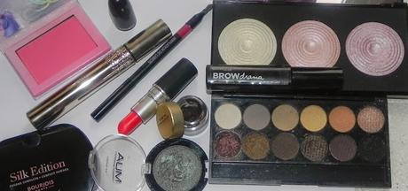 Delineado con sombra tipo Club y labios rojo fuego (look, manicura & outfit)