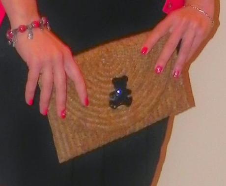 Delineado con sombra tipo Club y labios rojo fuego (look, manicura & outfit)