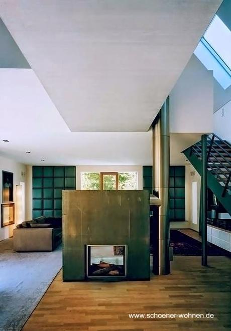 Sala de estar con chimenea en el interior de casa residencial alemana contemporánea