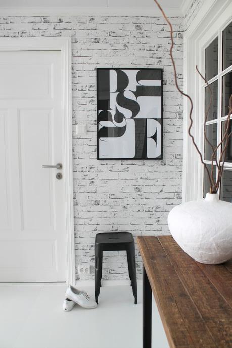 Como decorar tu recibidor con papel de ladrillos blanco!