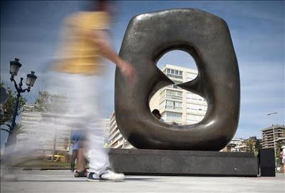 Tres planes culturales santanderinos para este verano (gratis) http://www.canalpatrimonio.com/la-obra-de-henry-moore-se-asoma-al-mar-en-santander/