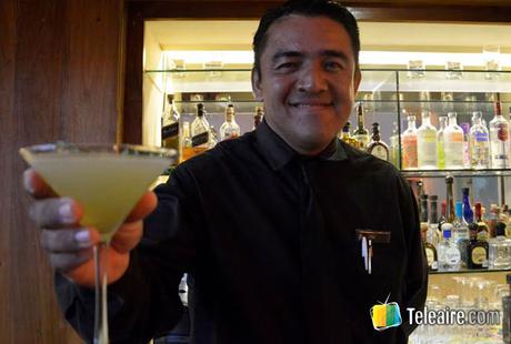 barman preparando bebida tipica de Mexico