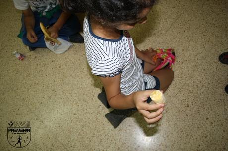 habitos de vida saludables comiendo fruta