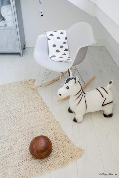 Paredes blancas y detalles pastel inspiración casas del mundo estilo nórdico escandinavo espacios diáfanos decoración en blanco y pasteles casa flotante amsterdam blog decoración nórdica 