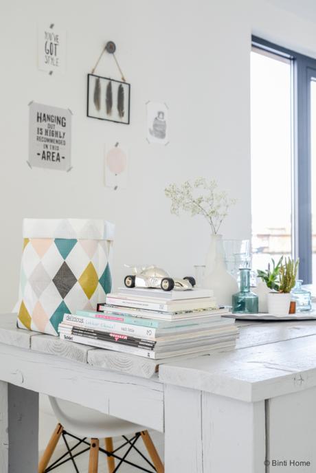 Paredes blancas y detalles pastel inspiración casas del mundo estilo nórdico escandinavo espacios diáfanos decoración en blanco y pasteles casa flotante amsterdam blog decoración nórdica 