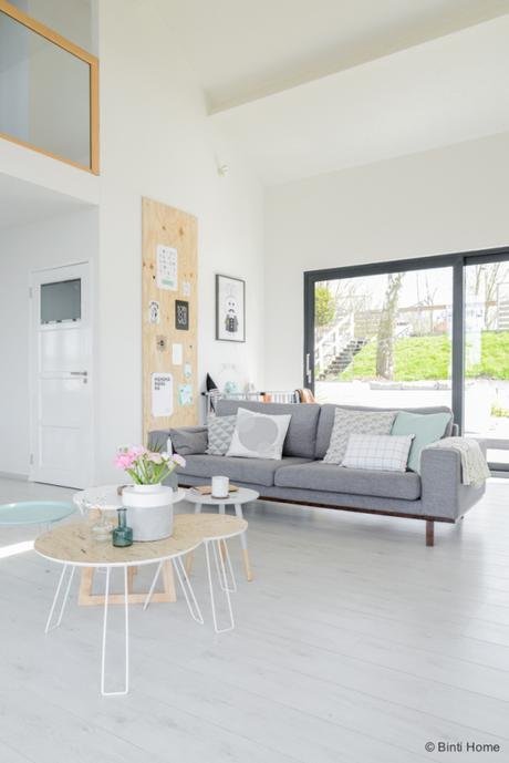 Paredes blancas y detalles pastel inspiración casas del mundo estilo nórdico escandinavo espacios diáfanos decoración en blanco y pasteles casa flotante amsterdam blog decoración nórdica 