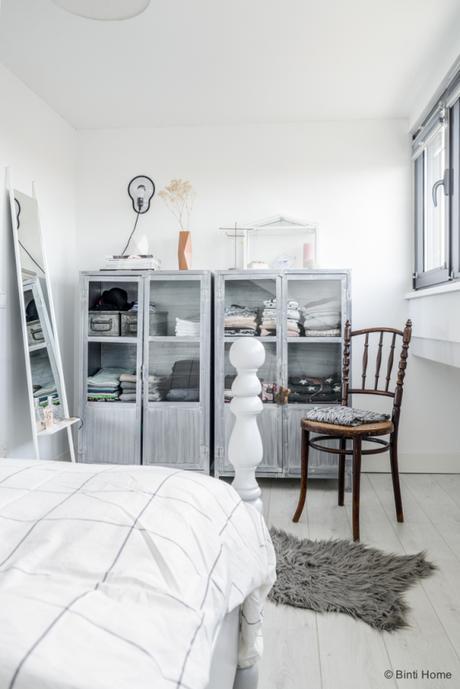 Paredes blancas y detalles pastel inspiración casas del mundo estilo nórdico escandinavo espacios diáfanos decoración en blanco y pasteles casa flotante amsterdam blog decoración nórdica 