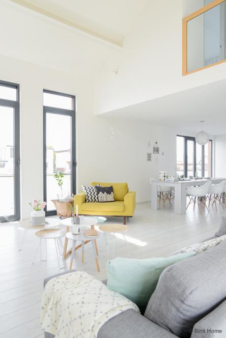 Paredes blancas y detalles pastel inspiración casas del mundo estilo nórdico escandinavo espacios diáfanos decoración en blanco y pasteles casa flotante amsterdam blog decoración nórdica 
