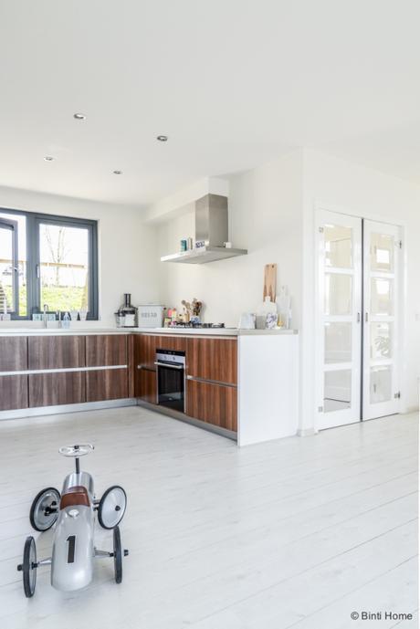 Paredes blancas y detalles pastel inspiración casas del mundo estilo nórdico escandinavo espacios diáfanos decoración en blanco y pasteles casa flotante amsterdam blog decoración nórdica 