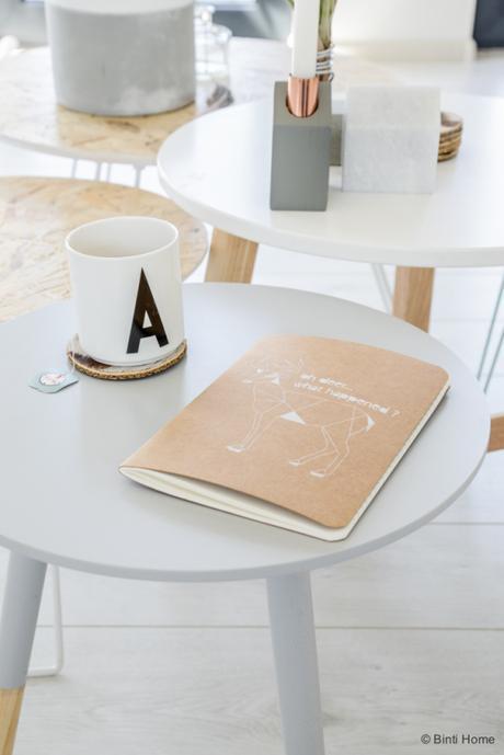 Paredes blancas y detalles pastel inspiración casas del mundo estilo nórdico escandinavo espacios diáfanos decoración en blanco y pasteles casa flotante amsterdam blog decoración nórdica 