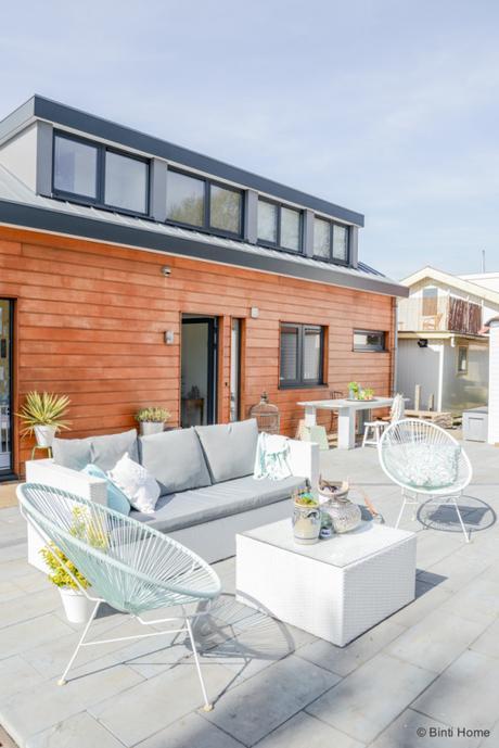 Paredes blancas y detalles pastel inspiración casas del mundo estilo nórdico escandinavo espacios diáfanos decoración en blanco y pasteles casa flotante amsterdam blog decoración nórdica 