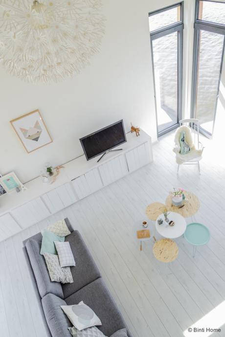 Paredes blancas y detalles pastel inspiración casas del mundo estilo nórdico escandinavo espacios diáfanos decoración en blanco y pasteles casa flotante amsterdam blog decoración nórdica 