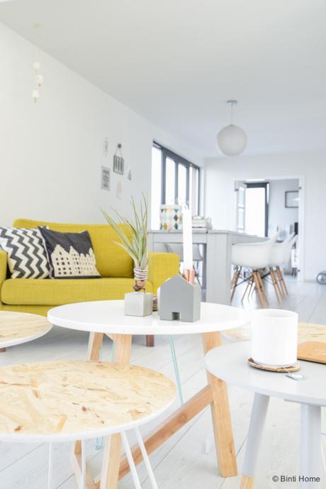 Paredes blancas y detalles pastel inspiración casas del mundo estilo nórdico escandinavo espacios diáfanos decoración en blanco y pasteles casa flotante amsterdam blog decoración nórdica 