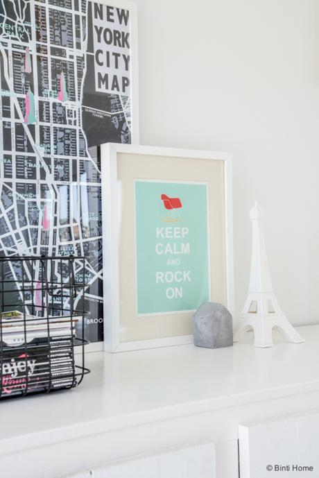 Paredes blancas y detalles pastel inspiración casas del mundo estilo nórdico escandinavo espacios diáfanos decoración en blanco y pasteles casa flotante amsterdam blog decoración nórdica 