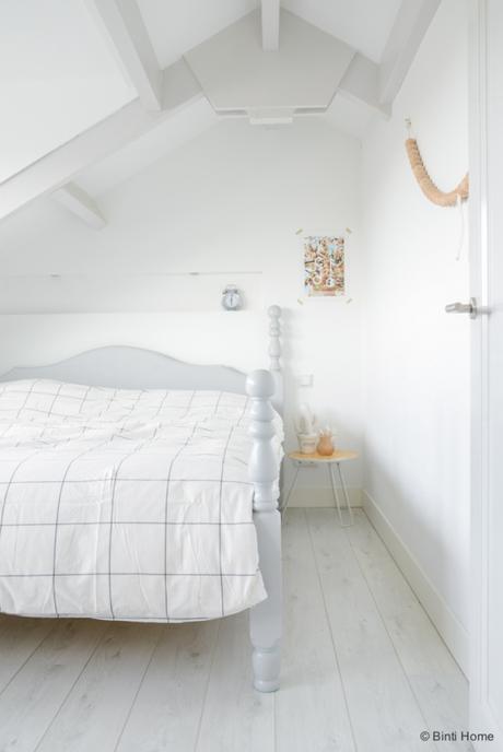 Paredes blancas y detalles pastel inspiración casas del mundo estilo nórdico escandinavo espacios diáfanos decoración en blanco y pasteles casa flotante amsterdam blog decoración nórdica 