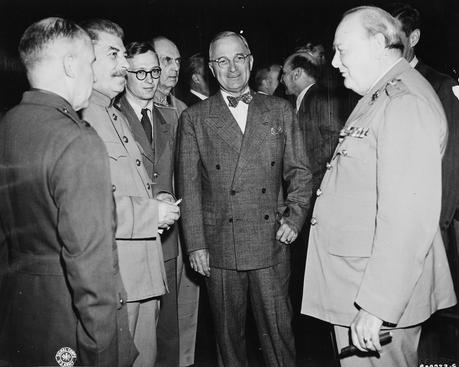 Bundesarchiv_Bild_183-29645-0001,_Potsdamer_Konferenz,_Stalin,_Truman,_Churchill.jpg