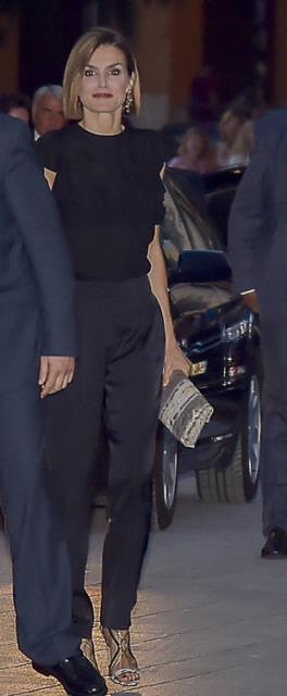 Dña. Letizia con top transparente en la recepción de los Reyes en Palma