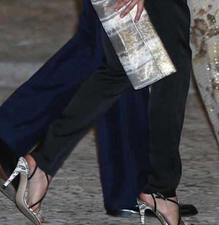 Dña. Letizia con top transparente en la recepción de los Reyes en Palma