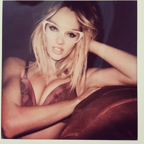 Candice Swanepoel luce gafas en estas sensuales polaroids para Victoria's Secret