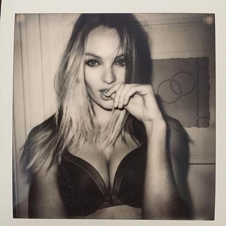 Candice Swanepoel luce gafas en estas sensuales polaroids para Victoria's Secret