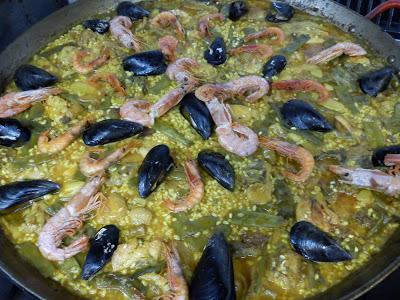 Paella Mixta - Una receta para los turistas extrajeros (Mediterranean chicken and shellfish paella)