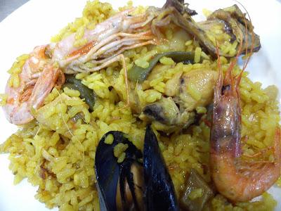 Paella Mixta - Una receta para los turistas extrajeros (Mediterranean chicken and shellfish paella)