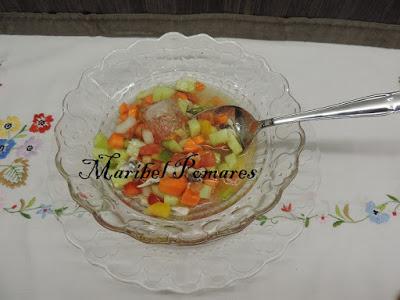 Ensalada de verano con boquerones en vinagre.