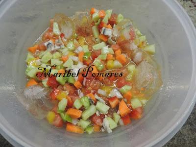 Ensalada de verano con boquerones en vinagre.
